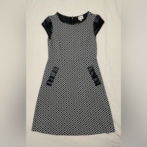 EUC Beige by ECI Black/lvory Geometric
Faux Pockets Cap Sleeve size 8